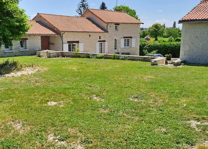 Maison Les Giraudeaux A 35 Minutes Du Futuroscope Сasa de vacaciones *